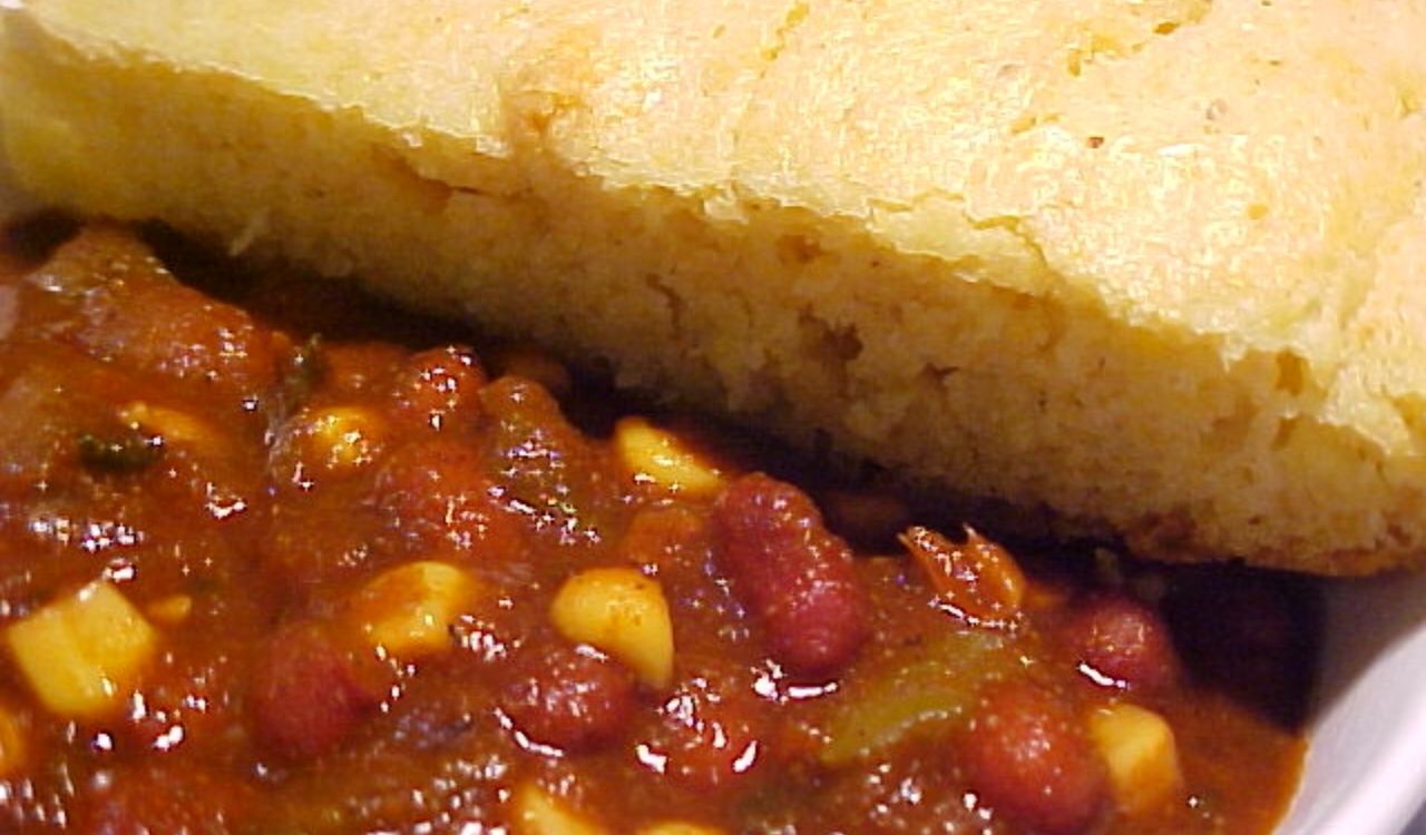 Chili and cornbread
