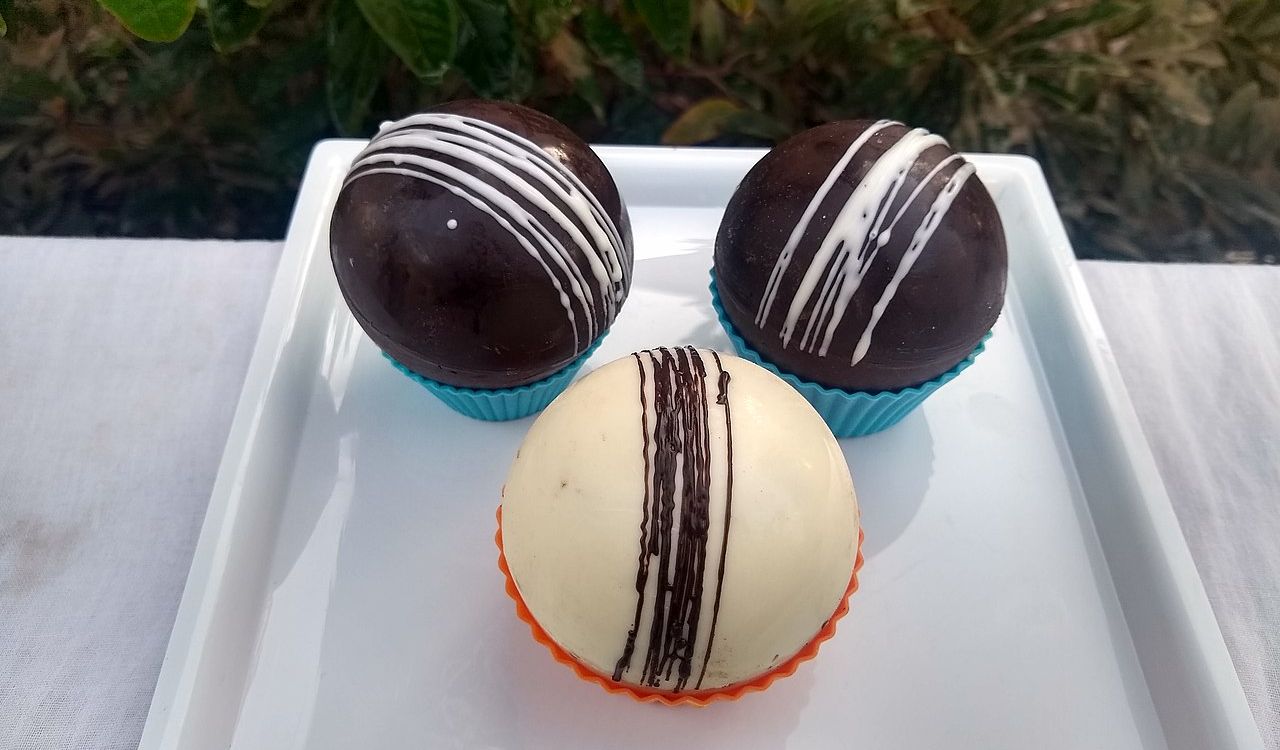 Hot cocoa bombs