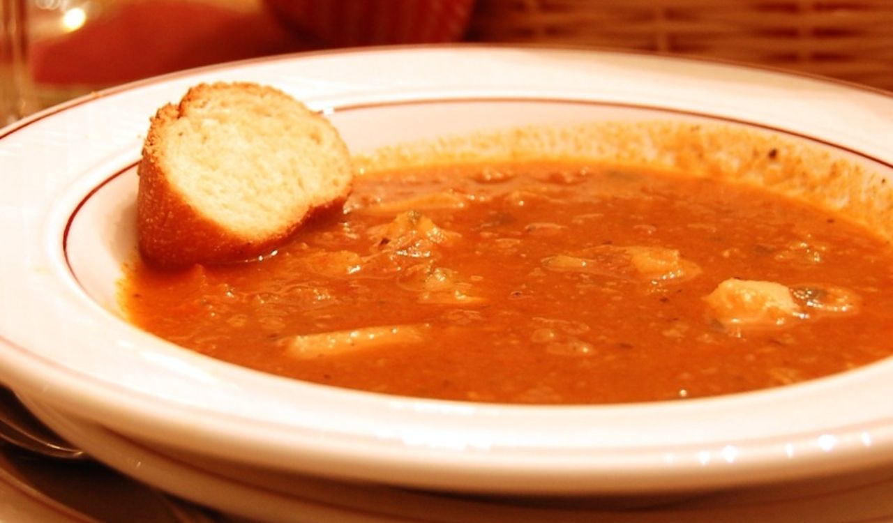 Tomato-based clam chowder