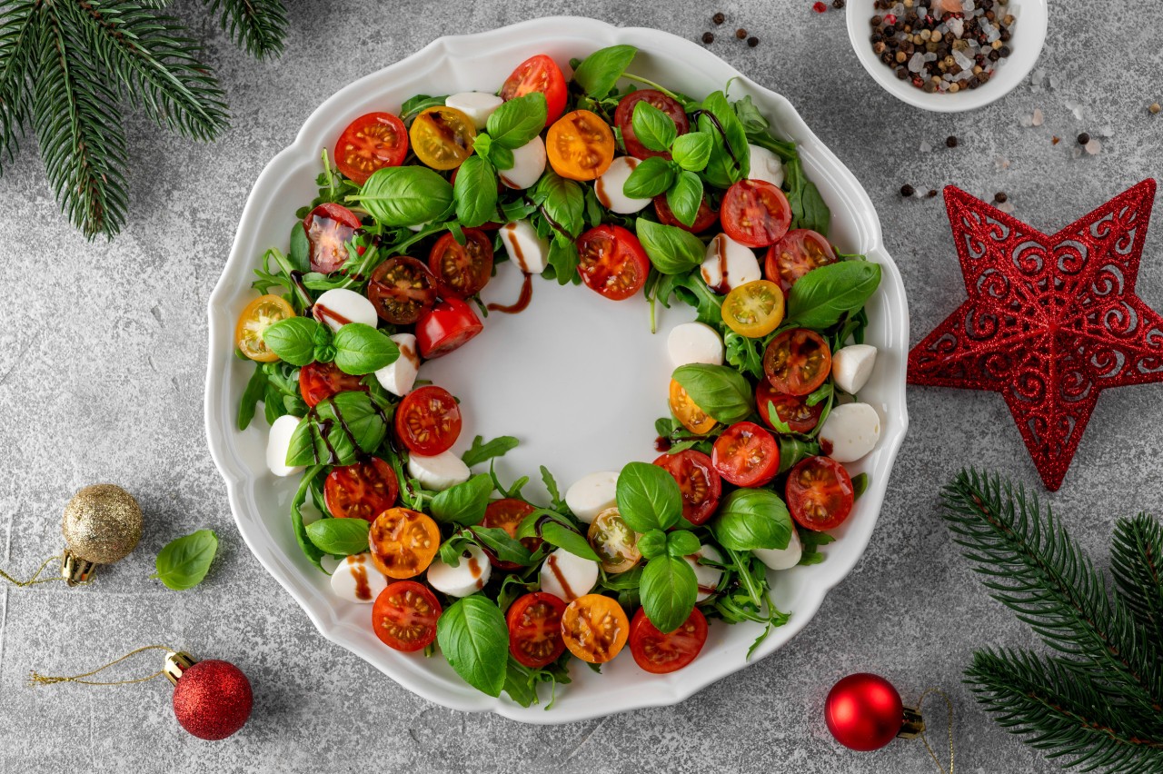 Christmas Wreath Caprese Salad