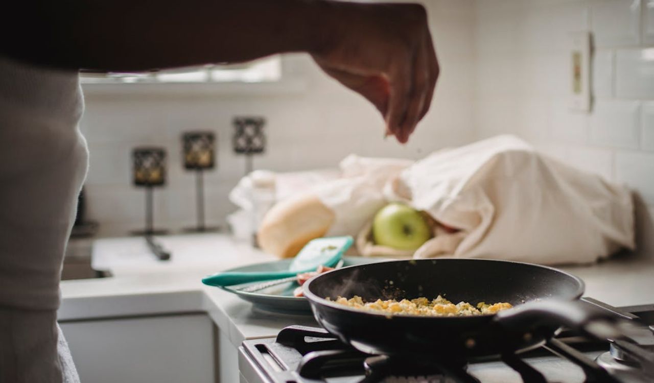 Cooking scrambled eggs