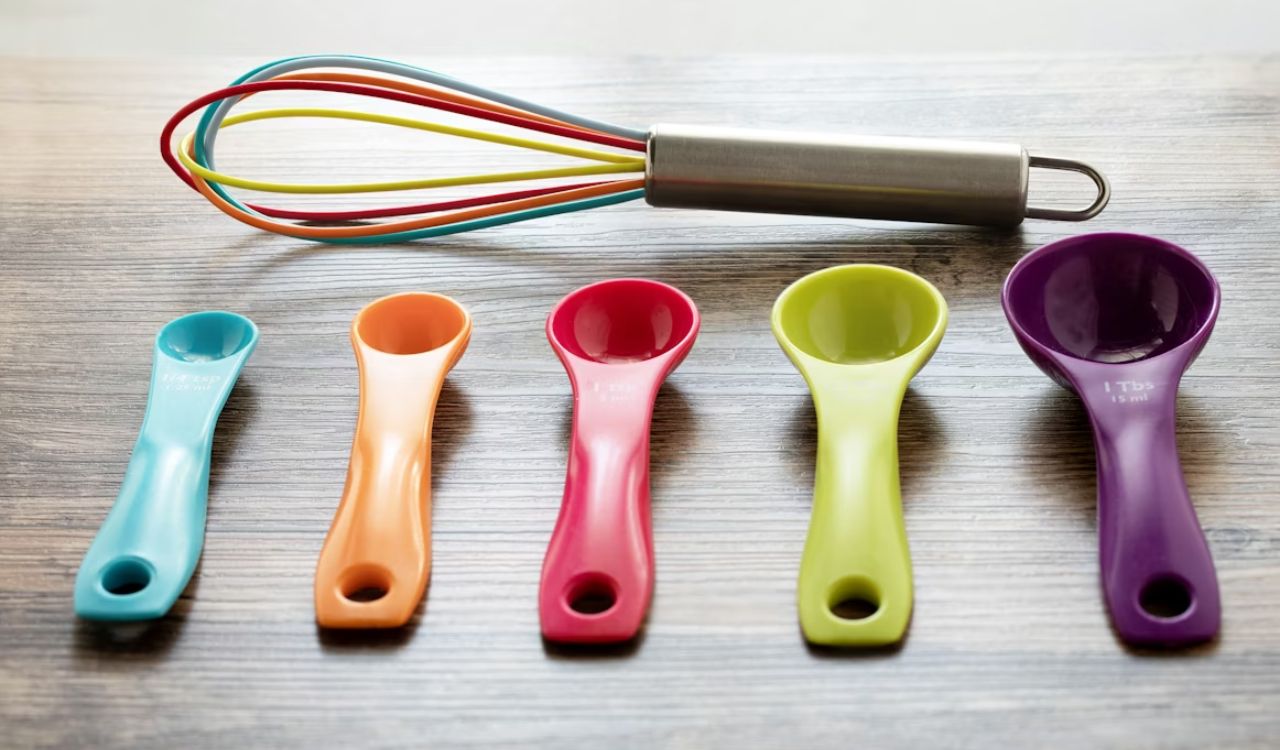 Plastic measuring spoons and whisk