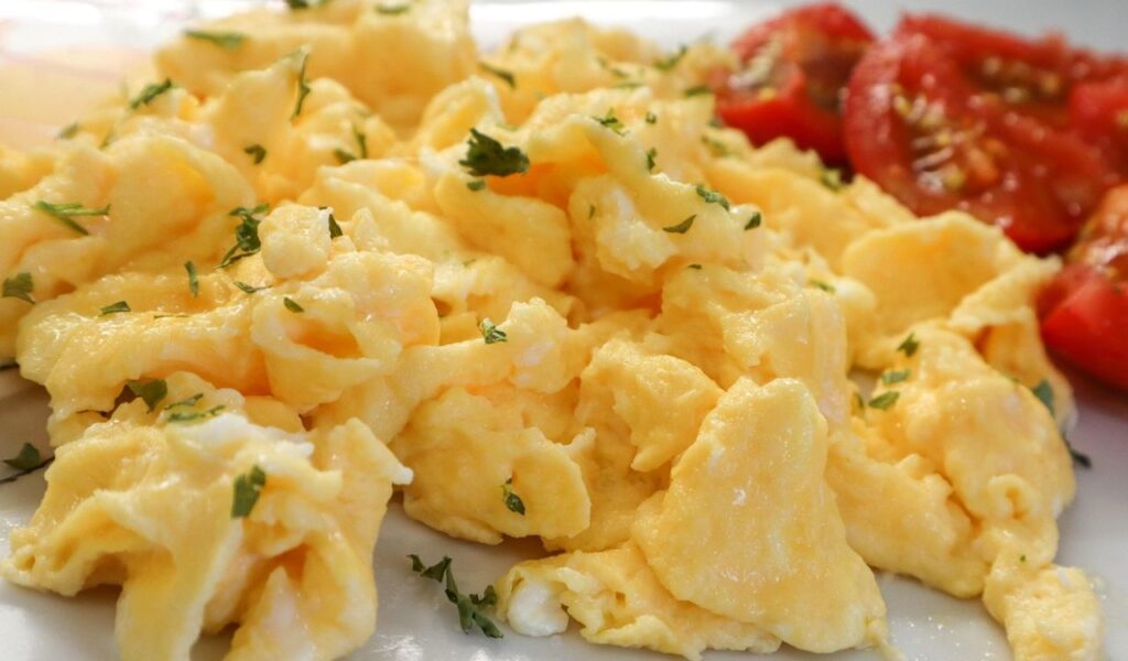 Scrambled eggs on a plate