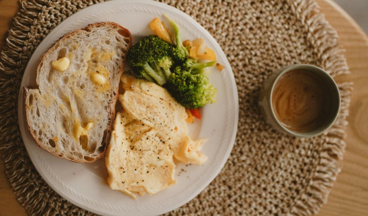 Scrambled eggs on toast