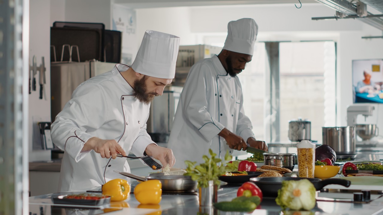 How Open Concept Kitchens Turn Restaurants Into Echo Chambers